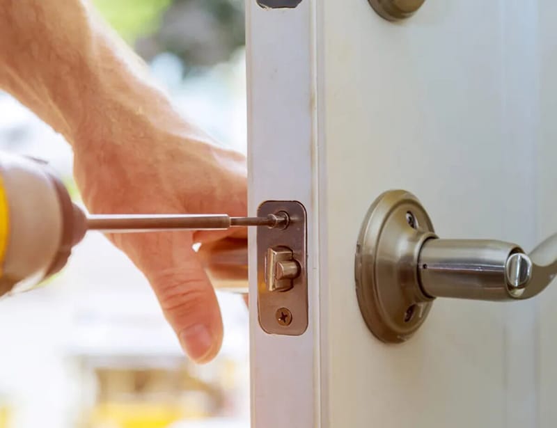 Kiểm tra, vặn chặt ốc vít ổ khóa