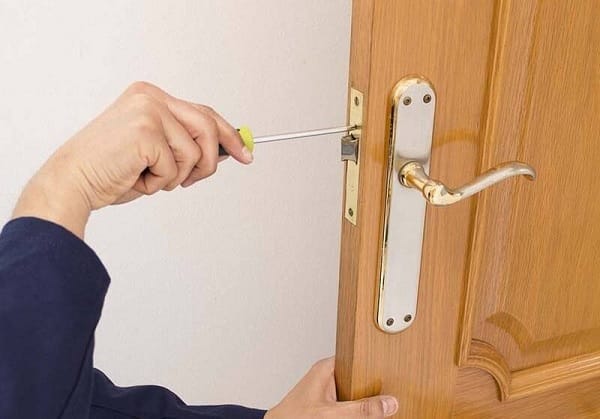 Sửa chữa cửa gỗ